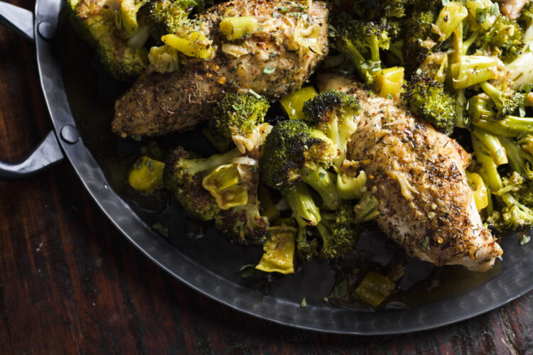 1-minute garlic pan sauce transforms spicy chicken traybake